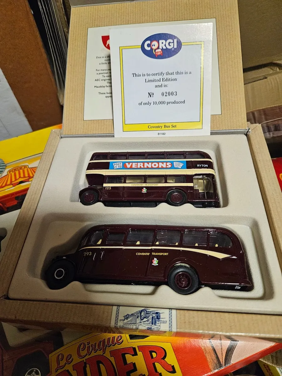 Corgi Bus Set - Image 3