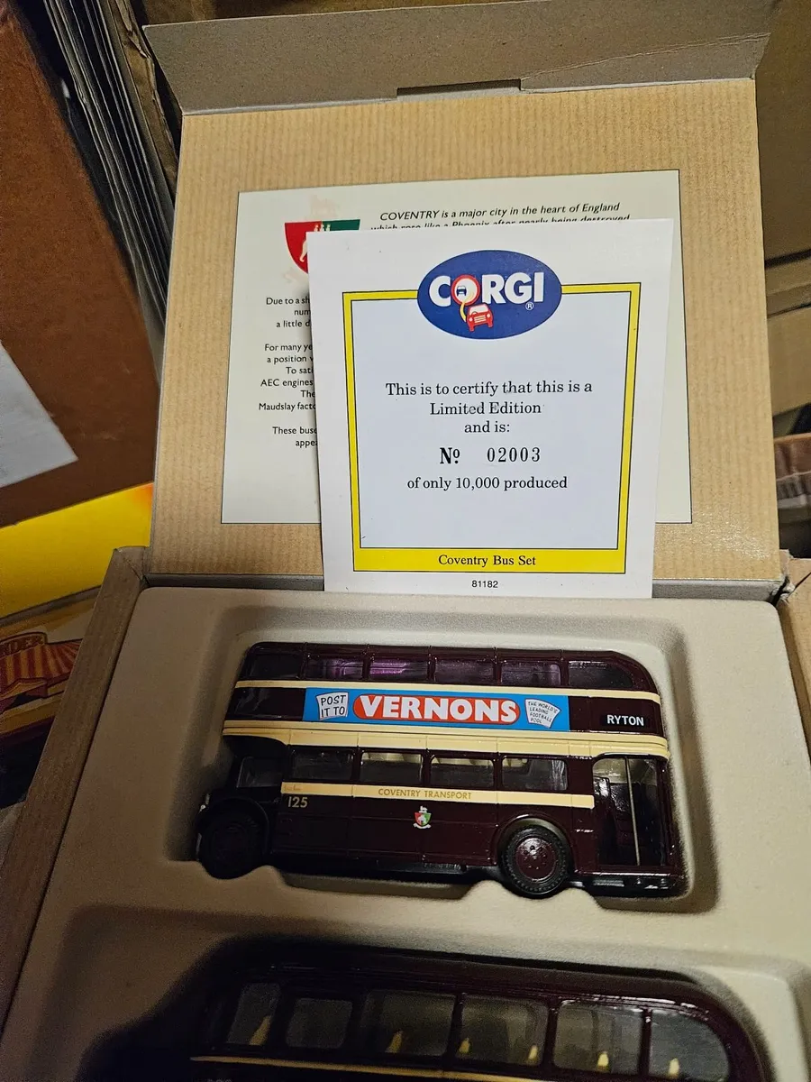 Corgi Bus Set - Image 2