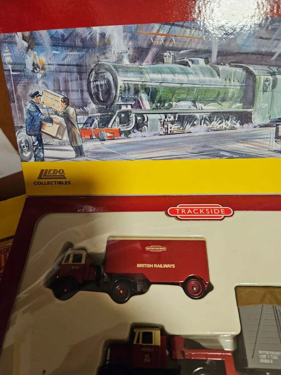 Corgi Trackside Set - Image 2