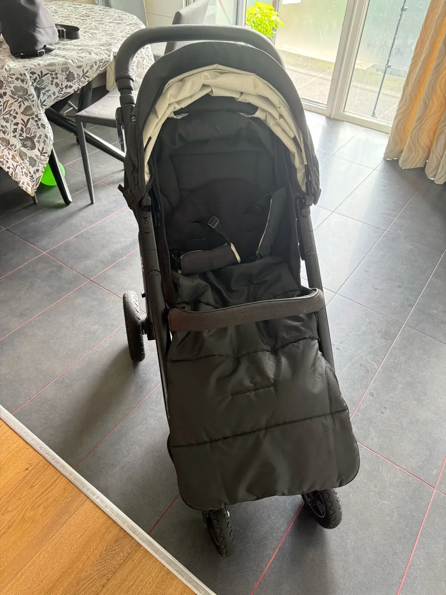 Baby stroller - Image 1