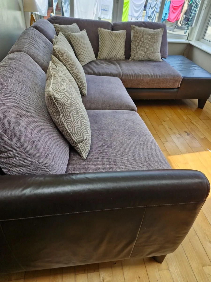 Corner couch - Image 1