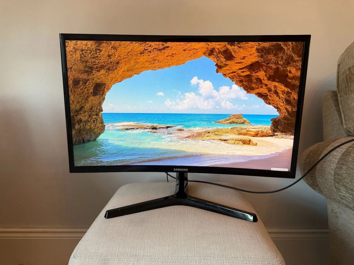Samsung Curved Monitor 24" (C24F396FHU) - Image 1