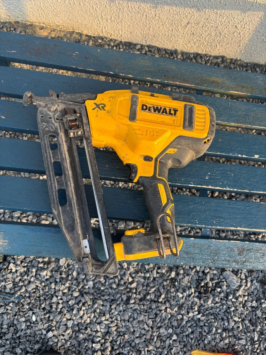 De Walt second fix nail gun 16 gauge - Image 1
