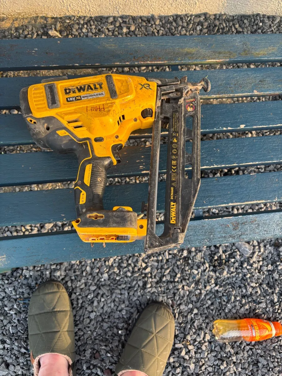 De Walt second fix nail gun 16 gauge - Image 2