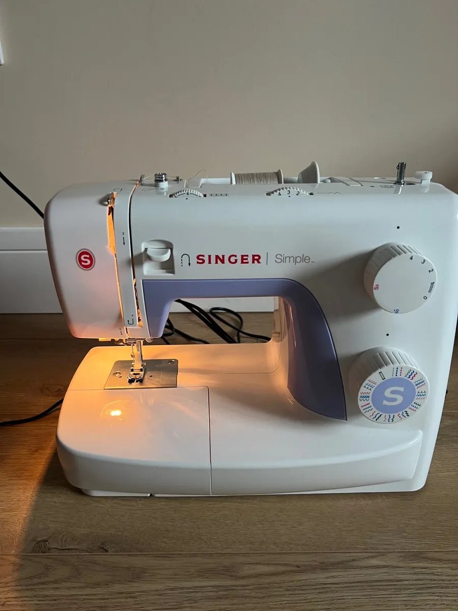 Singer sewing machine bundle - Image 4