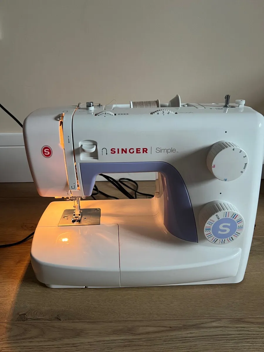 Singer sewing machine bundle - Image 3