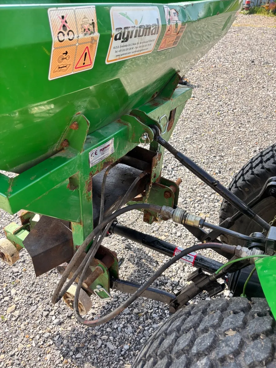 Hydraulic Fertiliser Spreader - Image 3