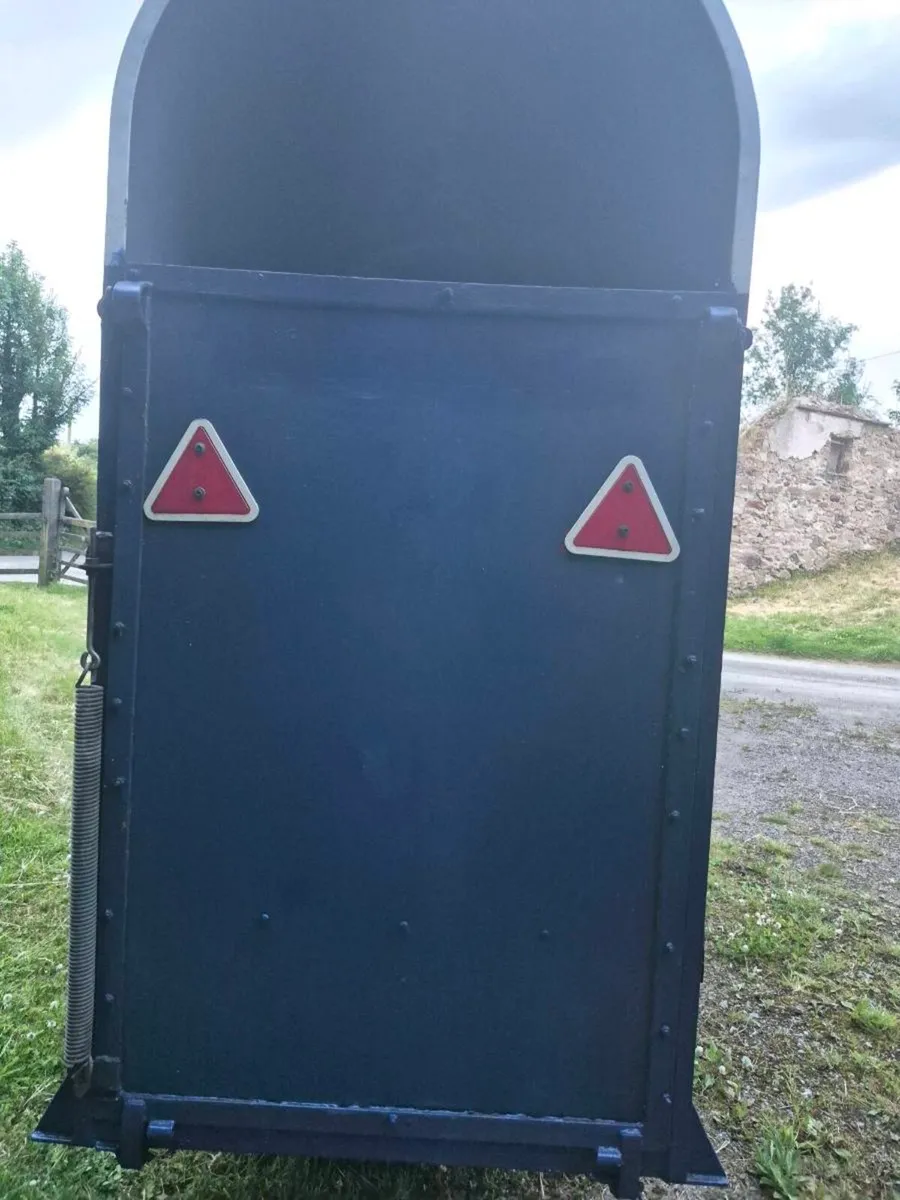 Horse box - Image 1