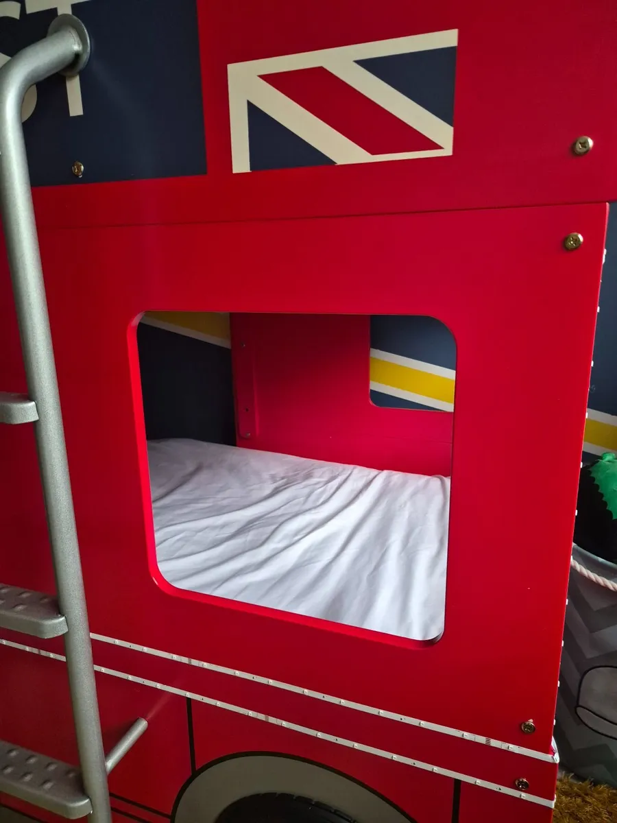 London Bus Bunk Bed (curtains and rug) - €150 - Image 3
