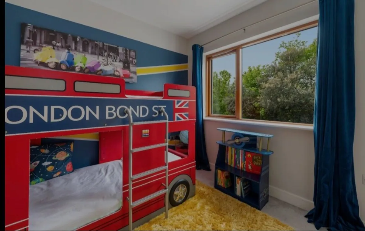 London Bus Bunk Bed (curtains and rug) - €150 - Image 1