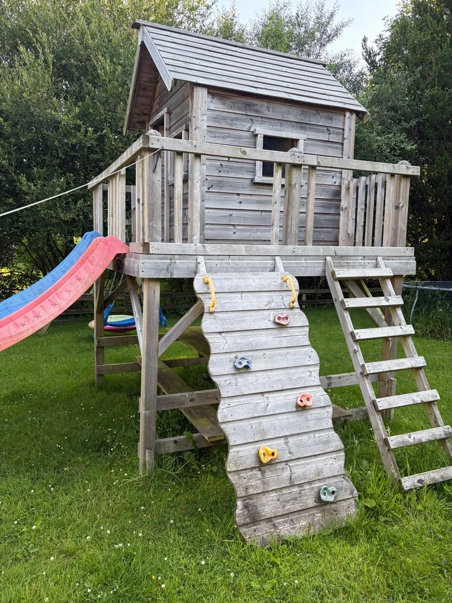 Large kids playhouse and swings - Image 4
