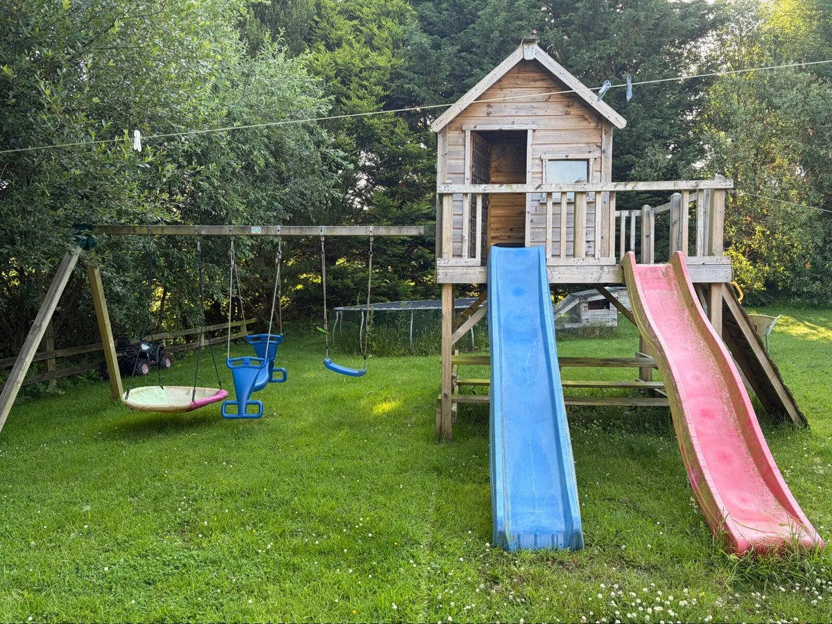 Large kids playhouse and swings - Image 1