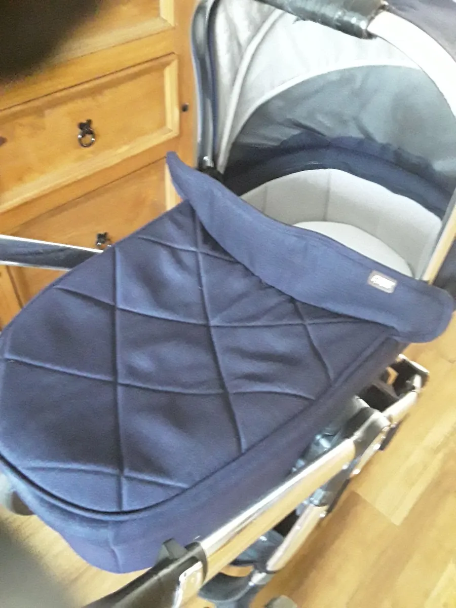 New condition Navy Mamas and Papas pram - Image 3