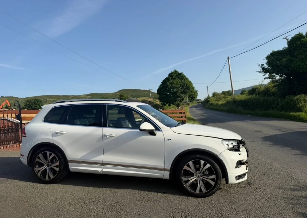 2014 Volkswagen Touareg R Line - Image 3