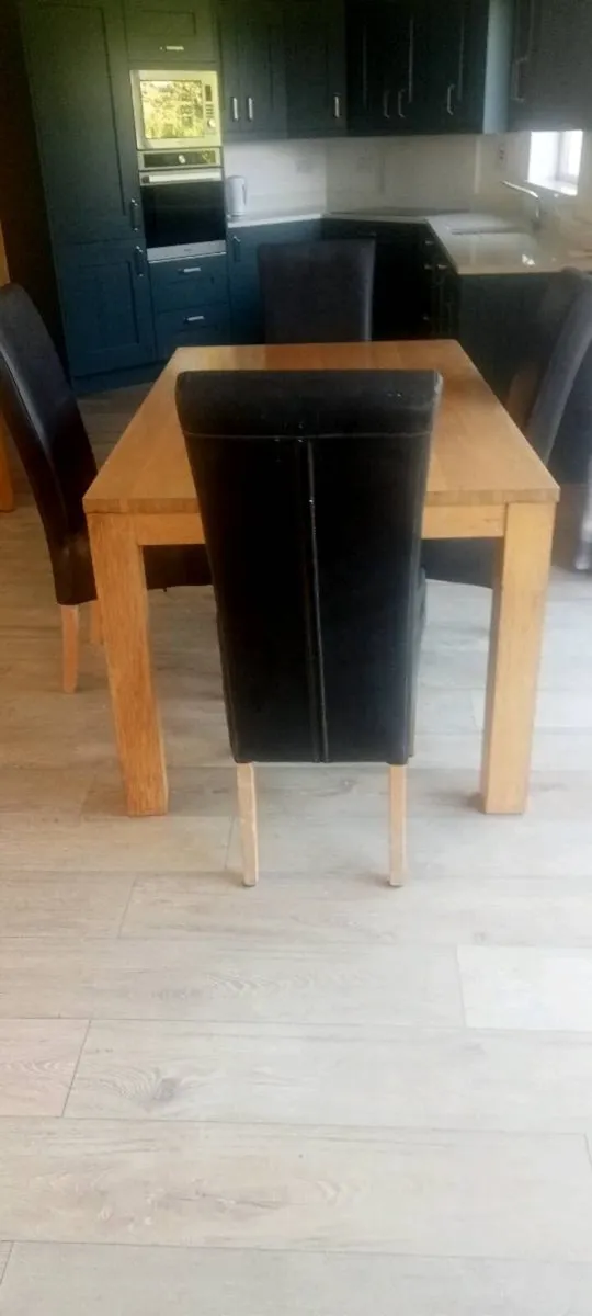 Kitchen table and chairs - Image 1
