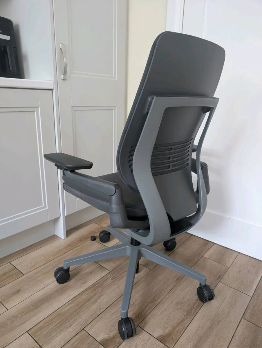 Ergonomic office chair - Image 1