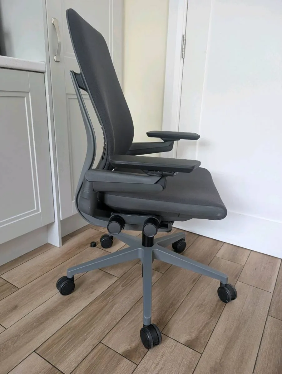 Ergonomic office chair - Image 2