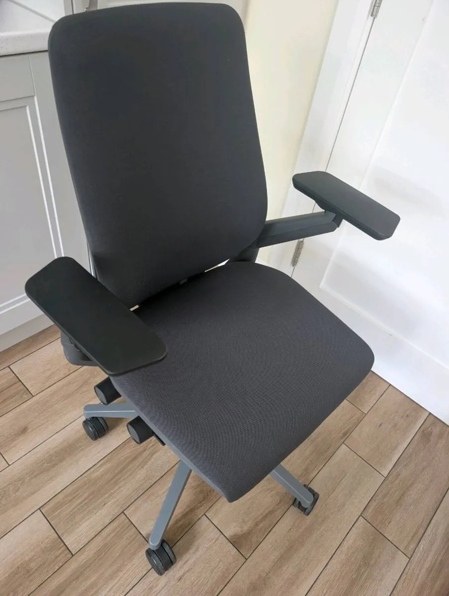 Ergonomic office chair - Image 4