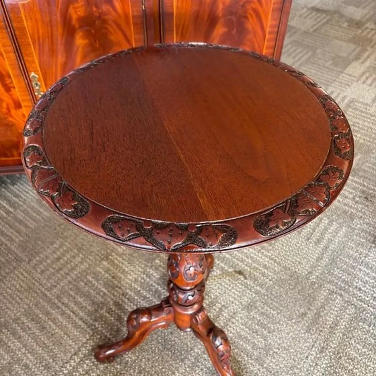 Victorian carved mahogany pedestal lamp table - Image 3
