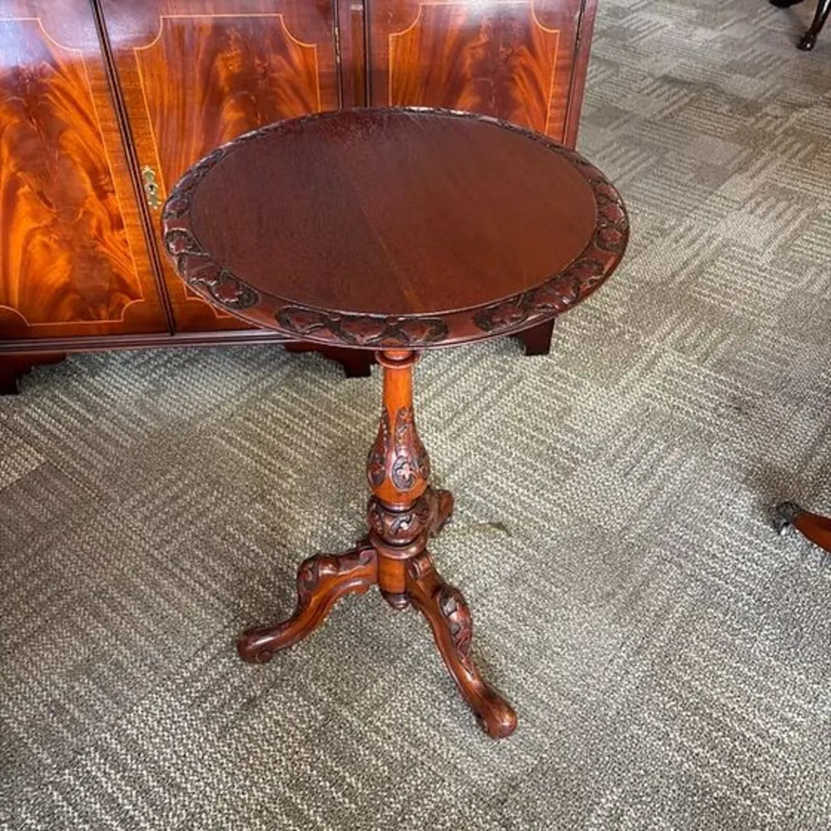 Victorian carved mahogany pedestal lamp table - Image 1
