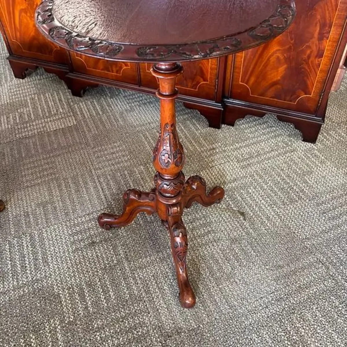 Victorian carved mahogany pedestal lamp table - Image 2