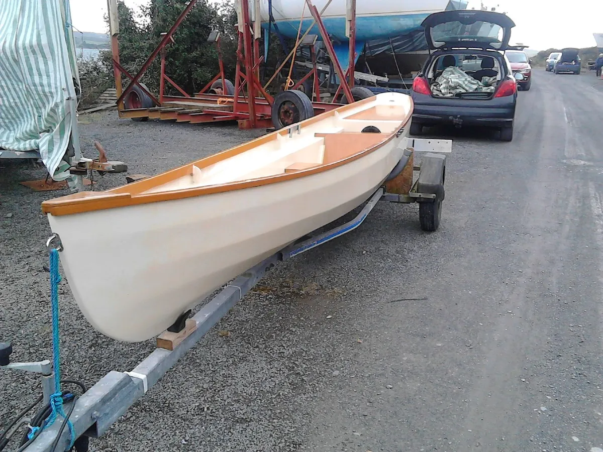 Rowing dinghy - Image 1