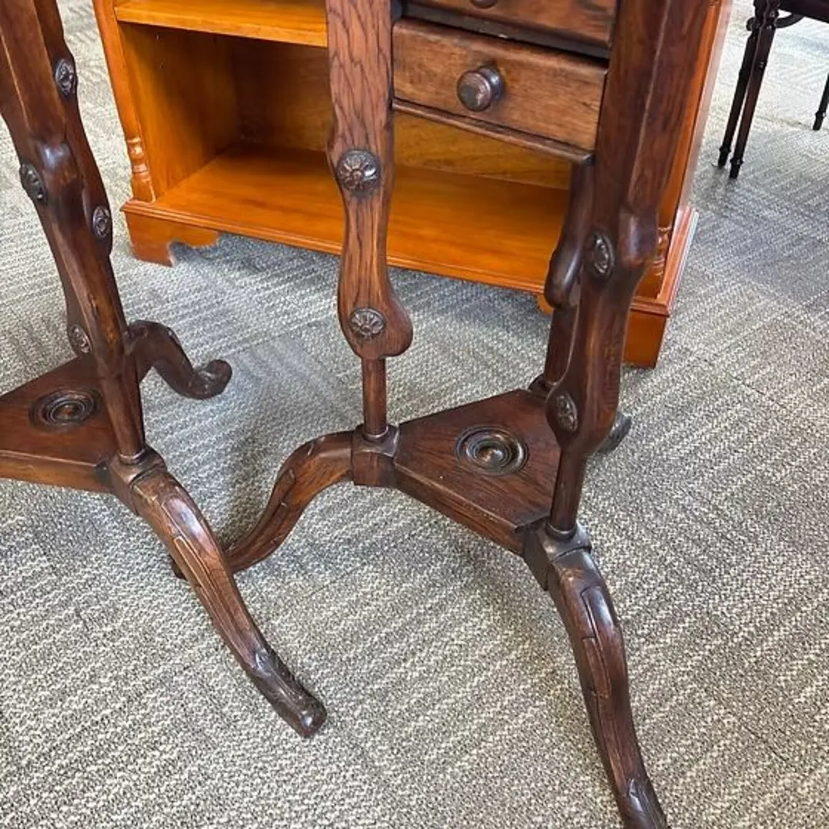 19th century oak pair of tripod stands with two sl - Image 4