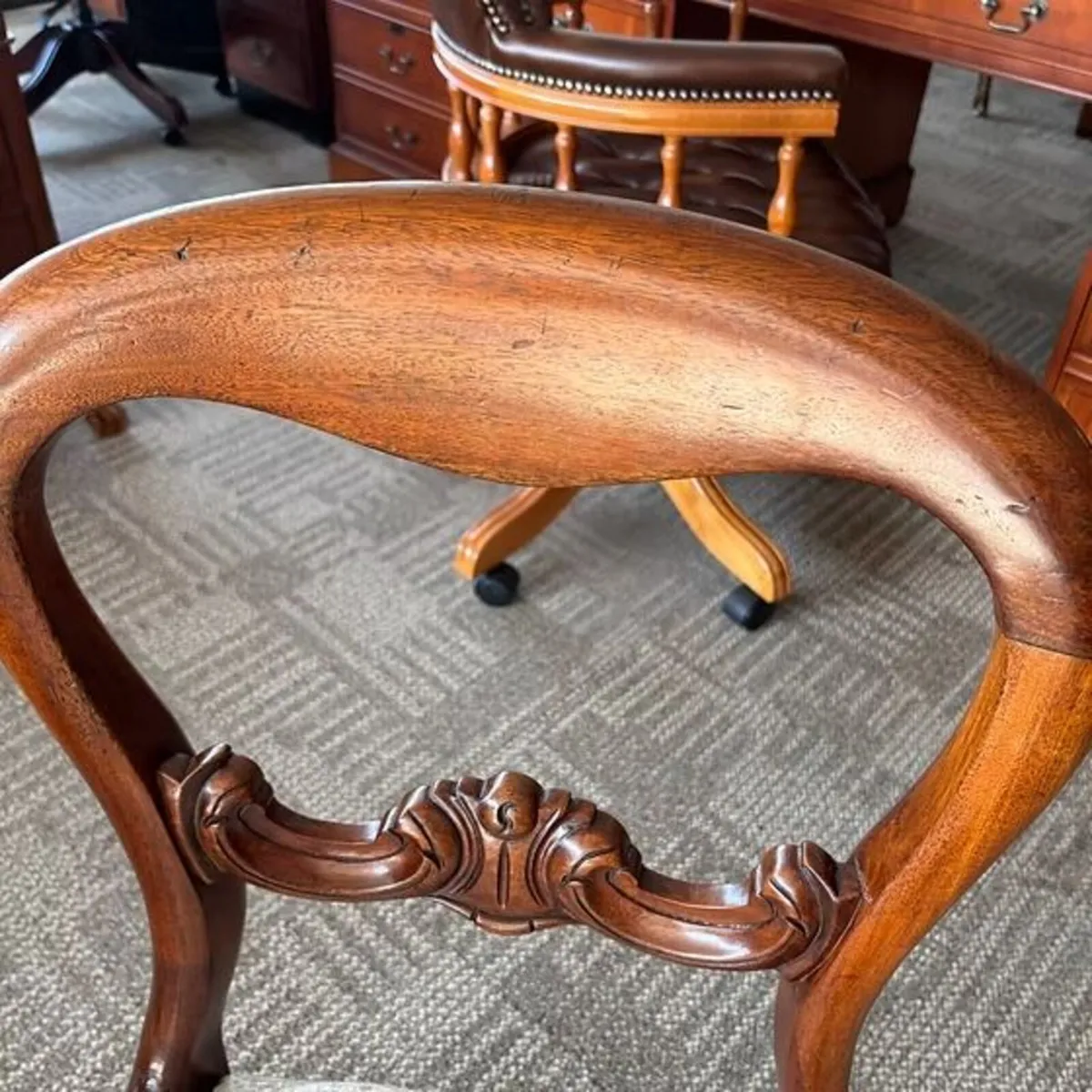 Beautiful mahogany bedroom occasional chair - Image 4