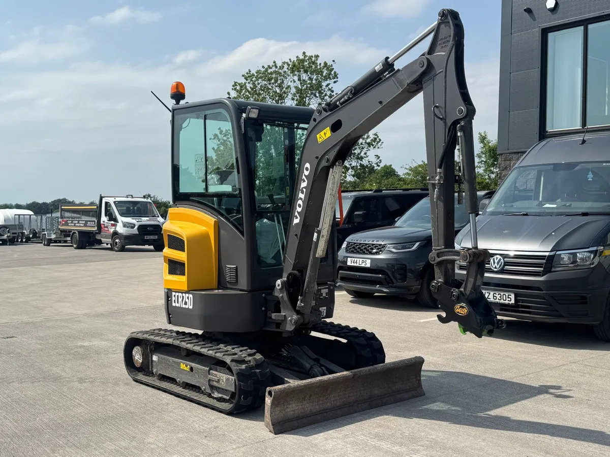 2023 VOLVO ECR25D MINI DIGGER - Image 3