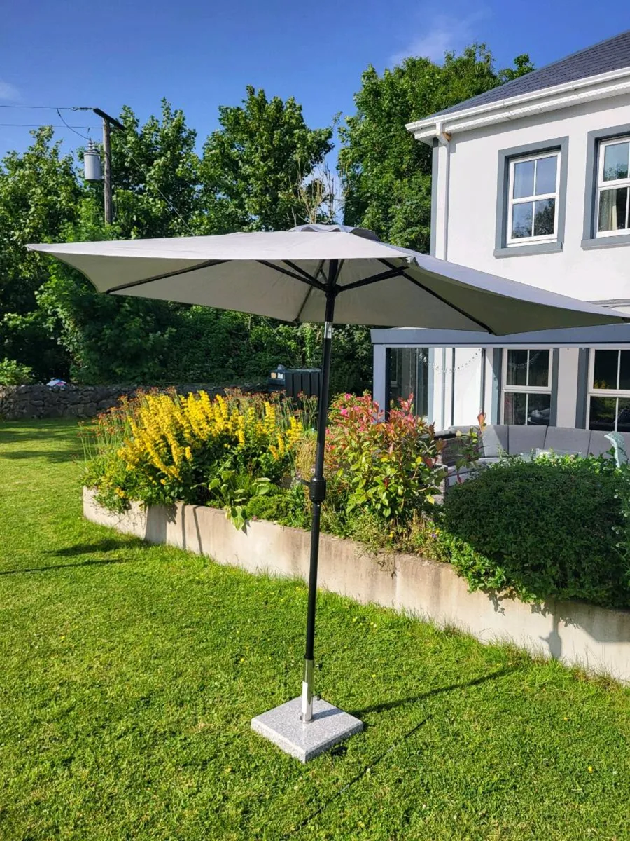 2.7m Parasol with 20kg granite base - Image 1