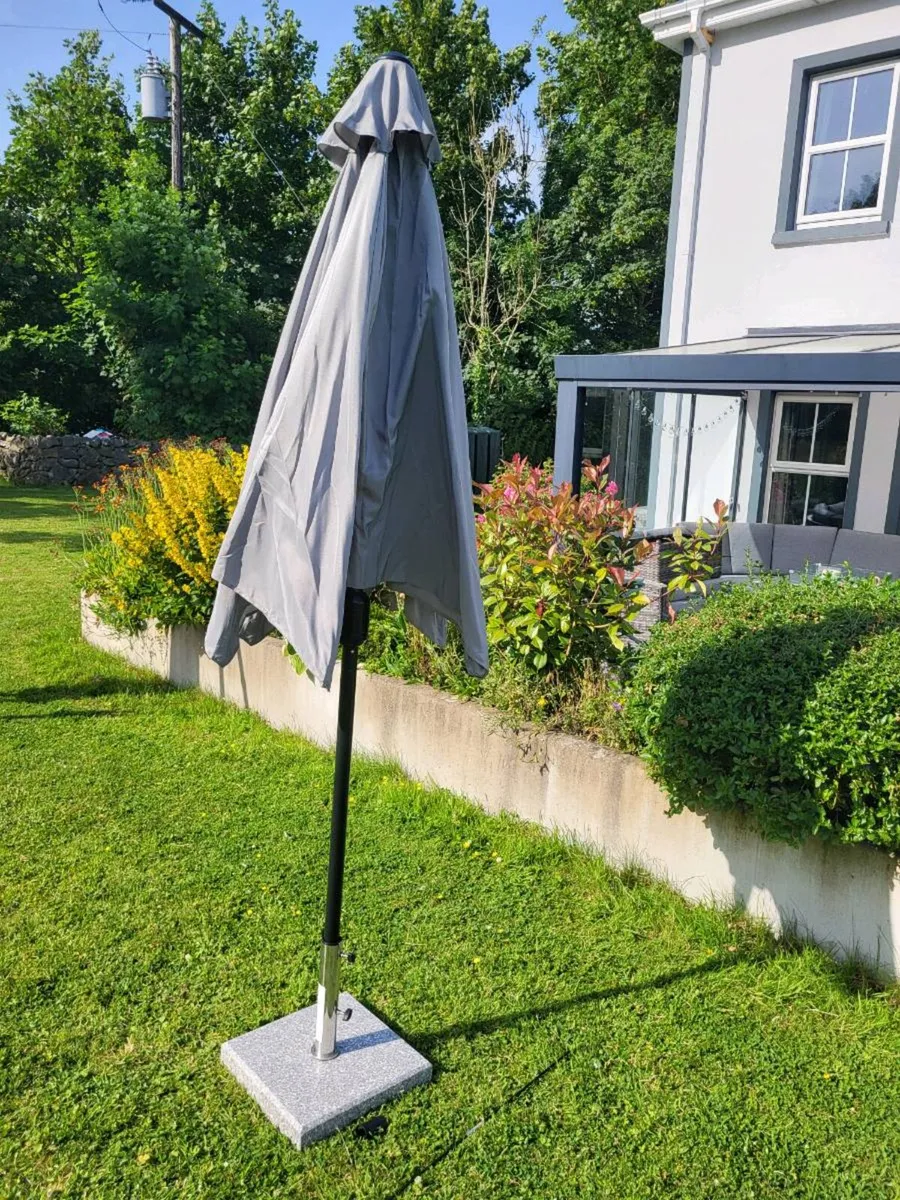 2.7m Parasol with 20kg granite base - Image 2