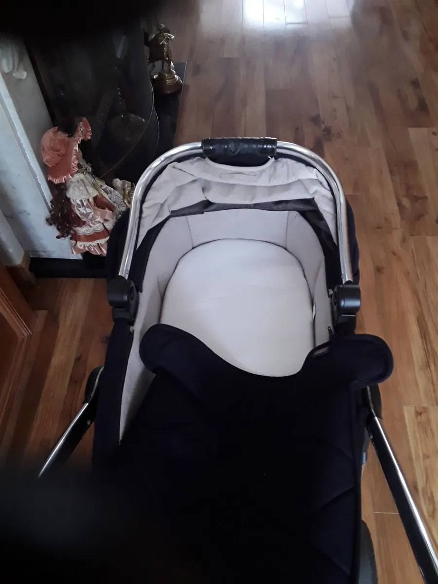 New condition mamas and Papa's pram - Image 3