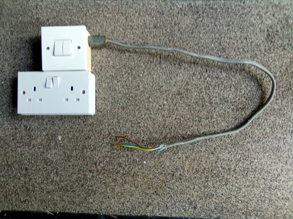 TWiN.  SOCKET.  AND.  2.  GANG.  SWITCH. - Image 3