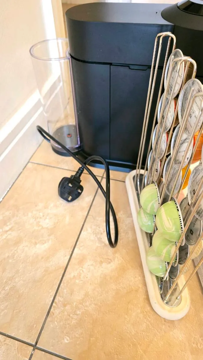 Nespresso Vertuo Next coffee machine bundle - Image 3