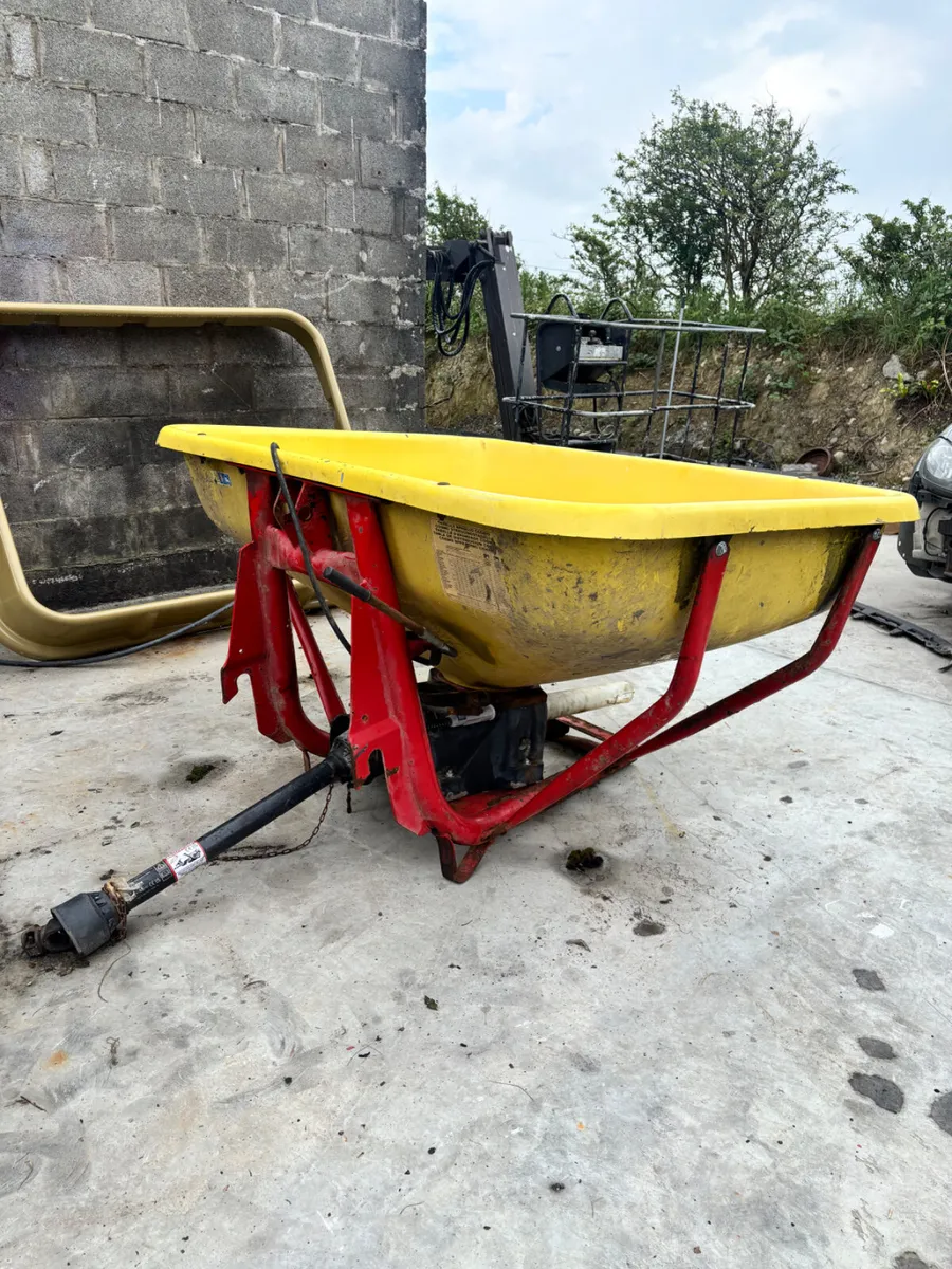 FERTILISER SPREADER - Image 4