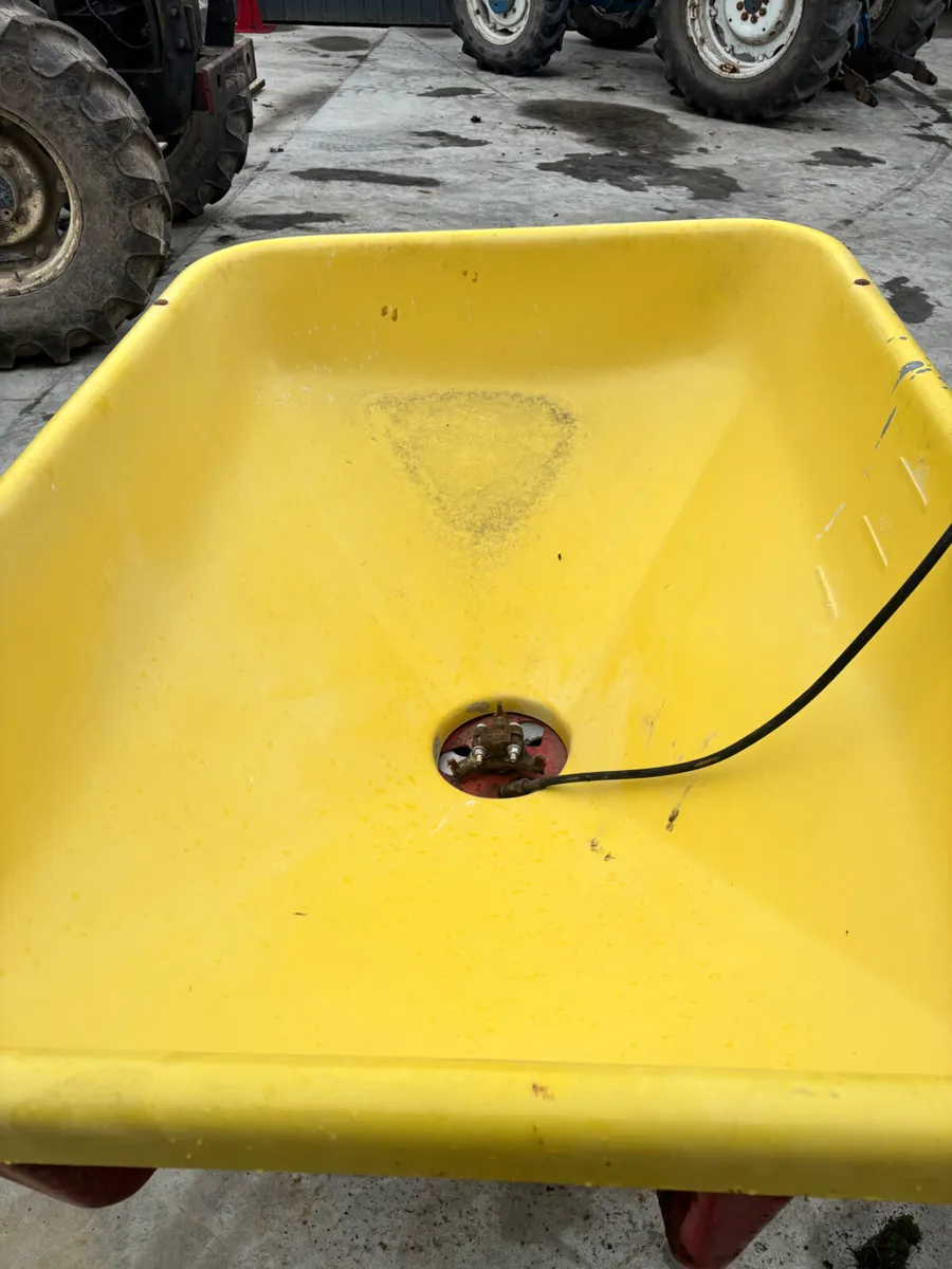 FERTILISER SPREADER - Image 2