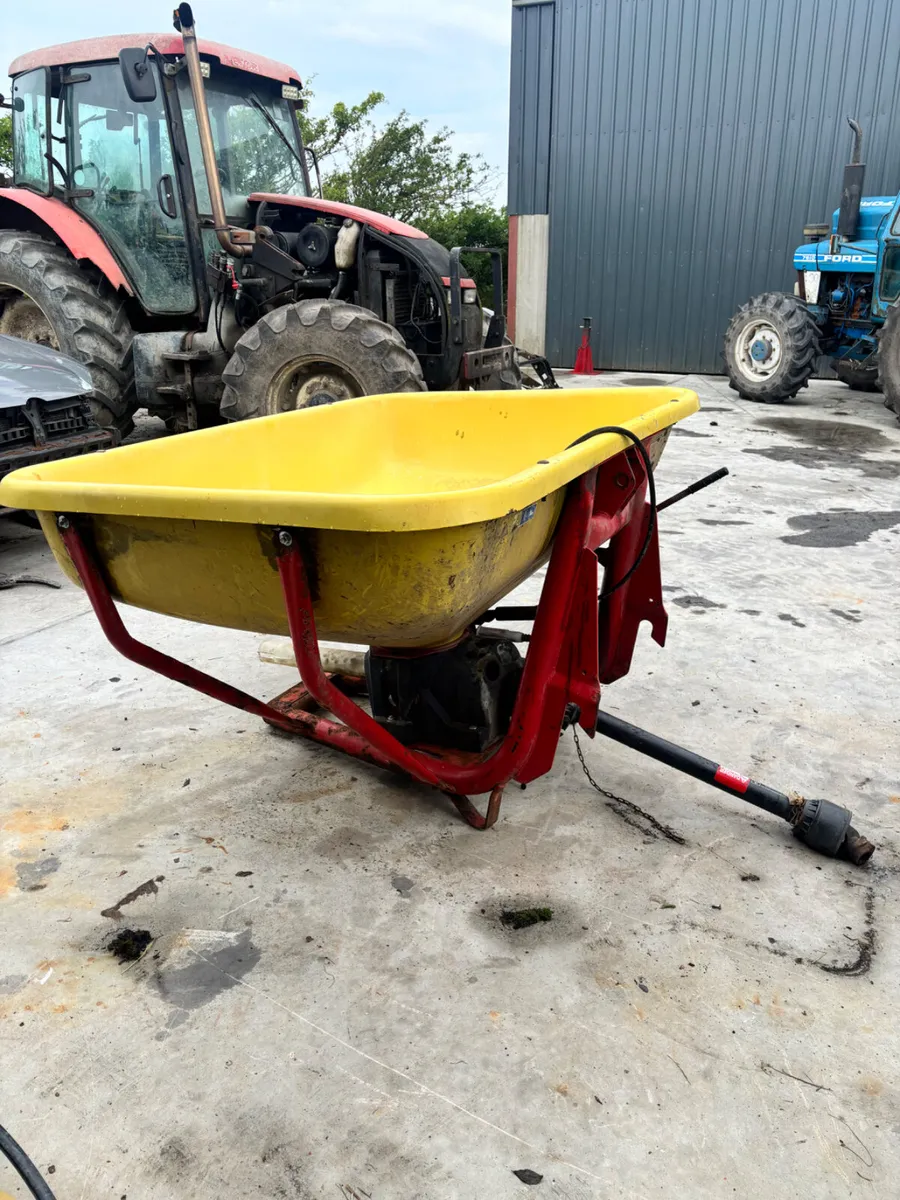 FERTILISER SPREADER - Image 1
