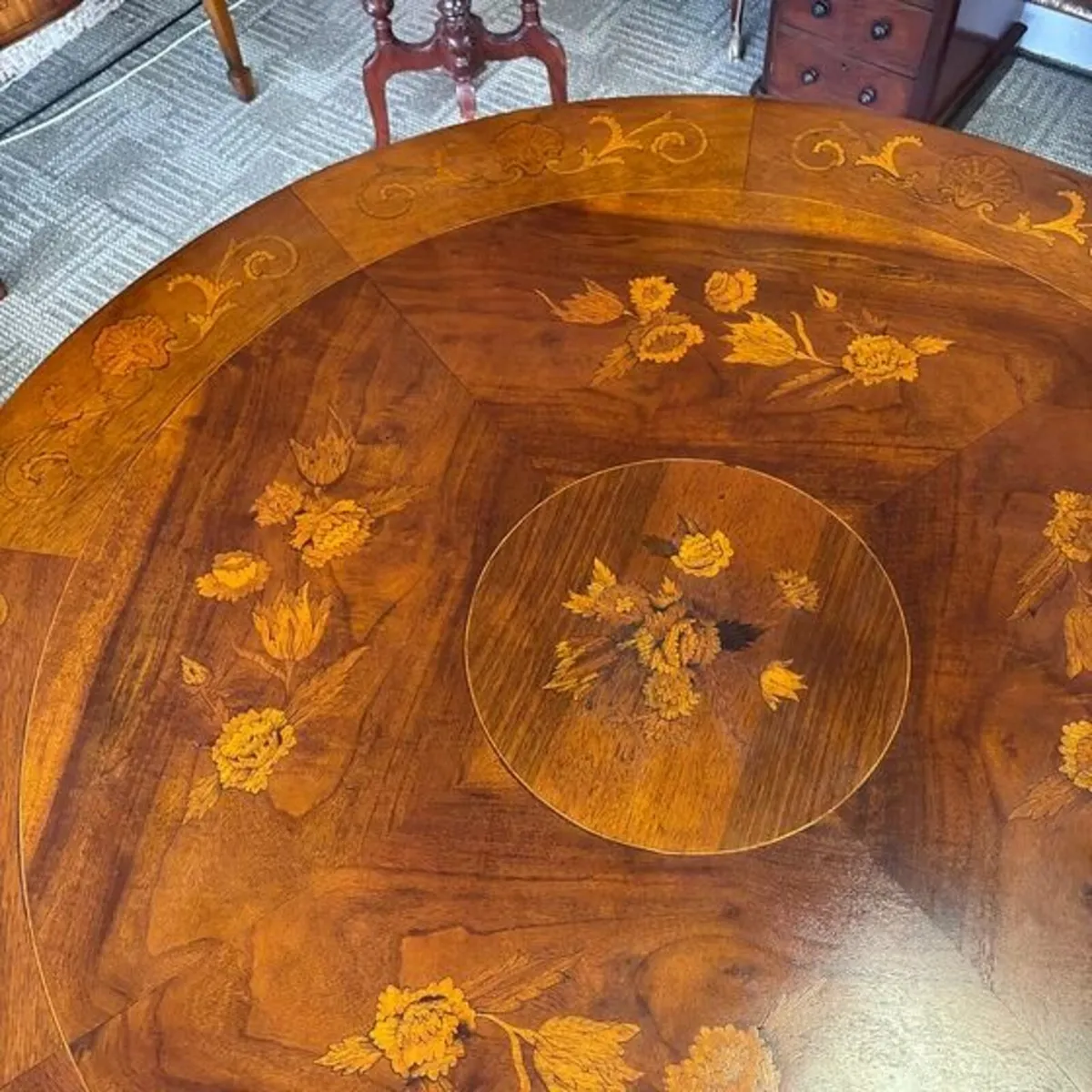Victorian quality inlaid walnut round centre table - Image 4