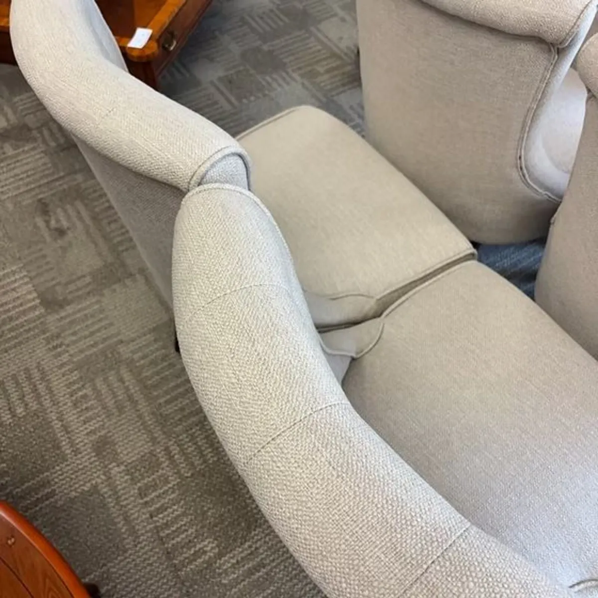 Fabulous set of 6 linen buttoned high back chairs - Image 4
