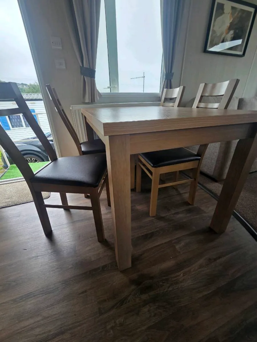 Table and chairs - Image 3