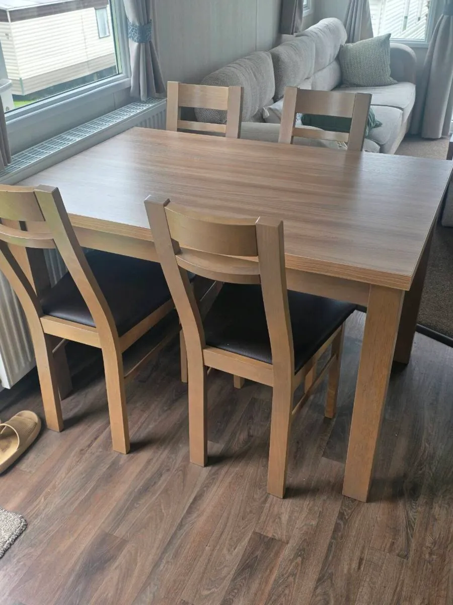 Table and chairs - Image 1