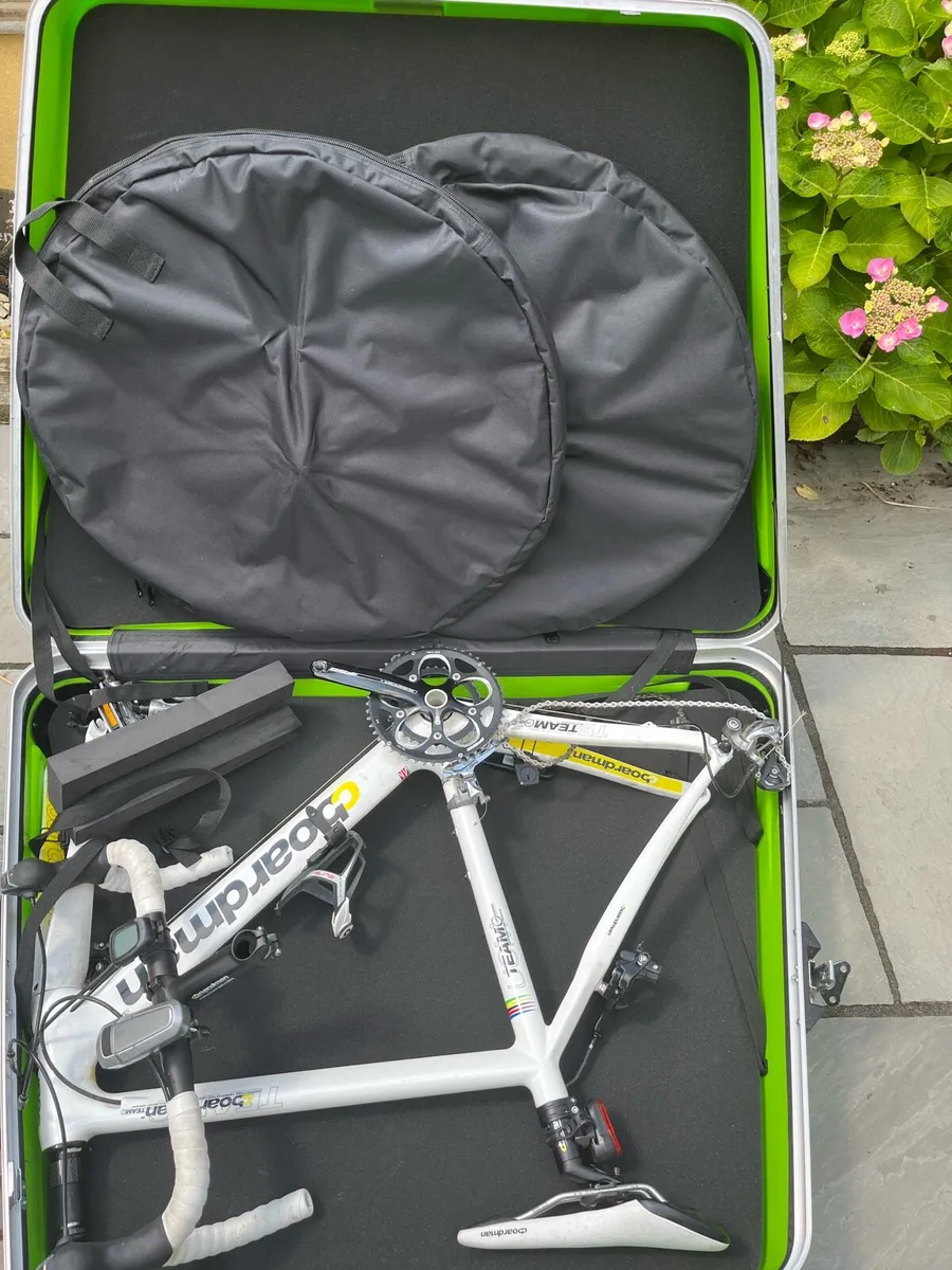 Boardman Team Carbon Road Bike and travel case - Image 2