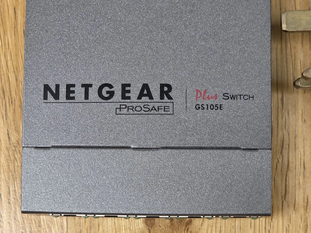 Netgear  GS105E Ethernet Plus smart switch - Image 2
