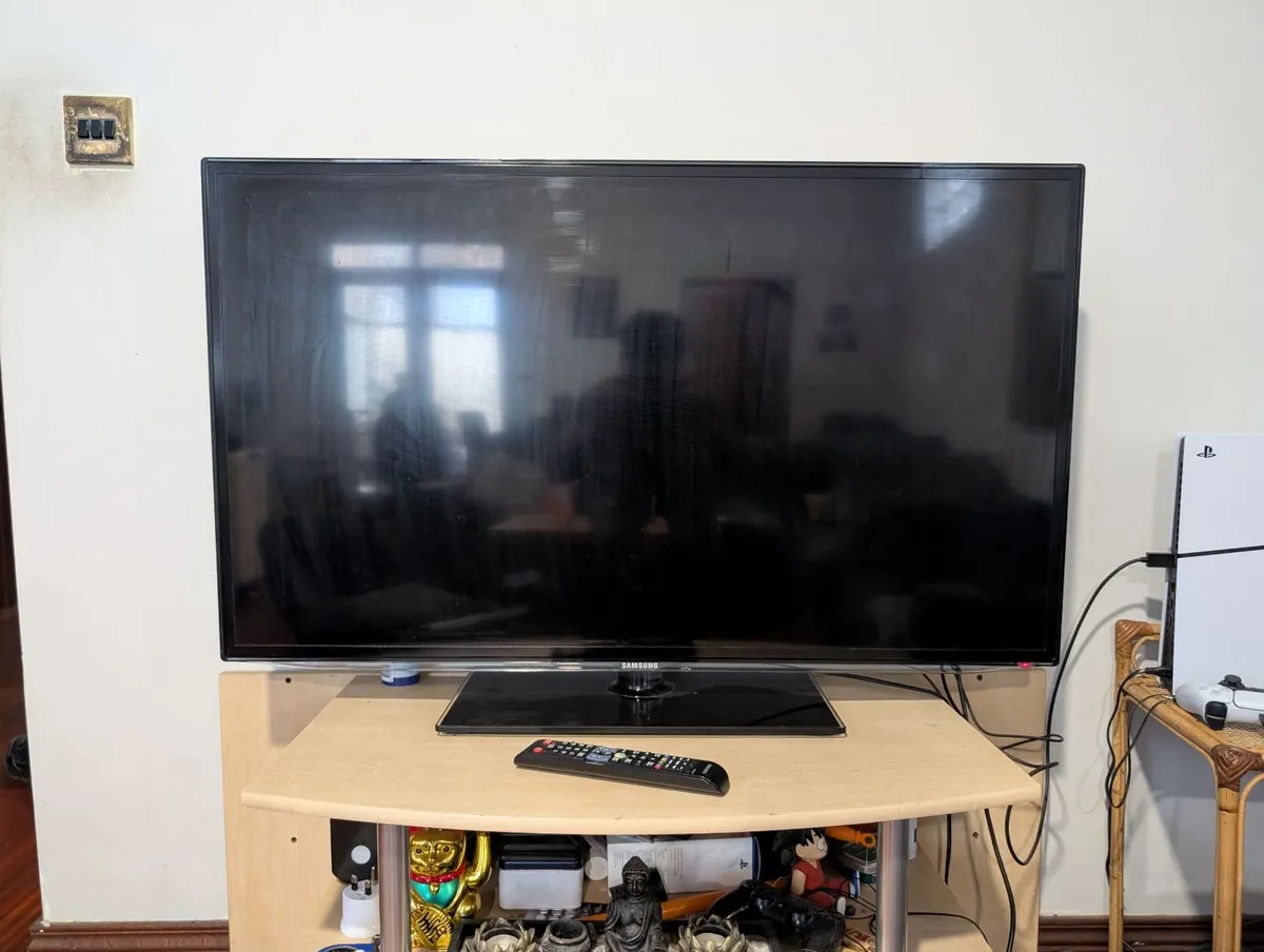 Samsung 46-inch LED TV - Image 2