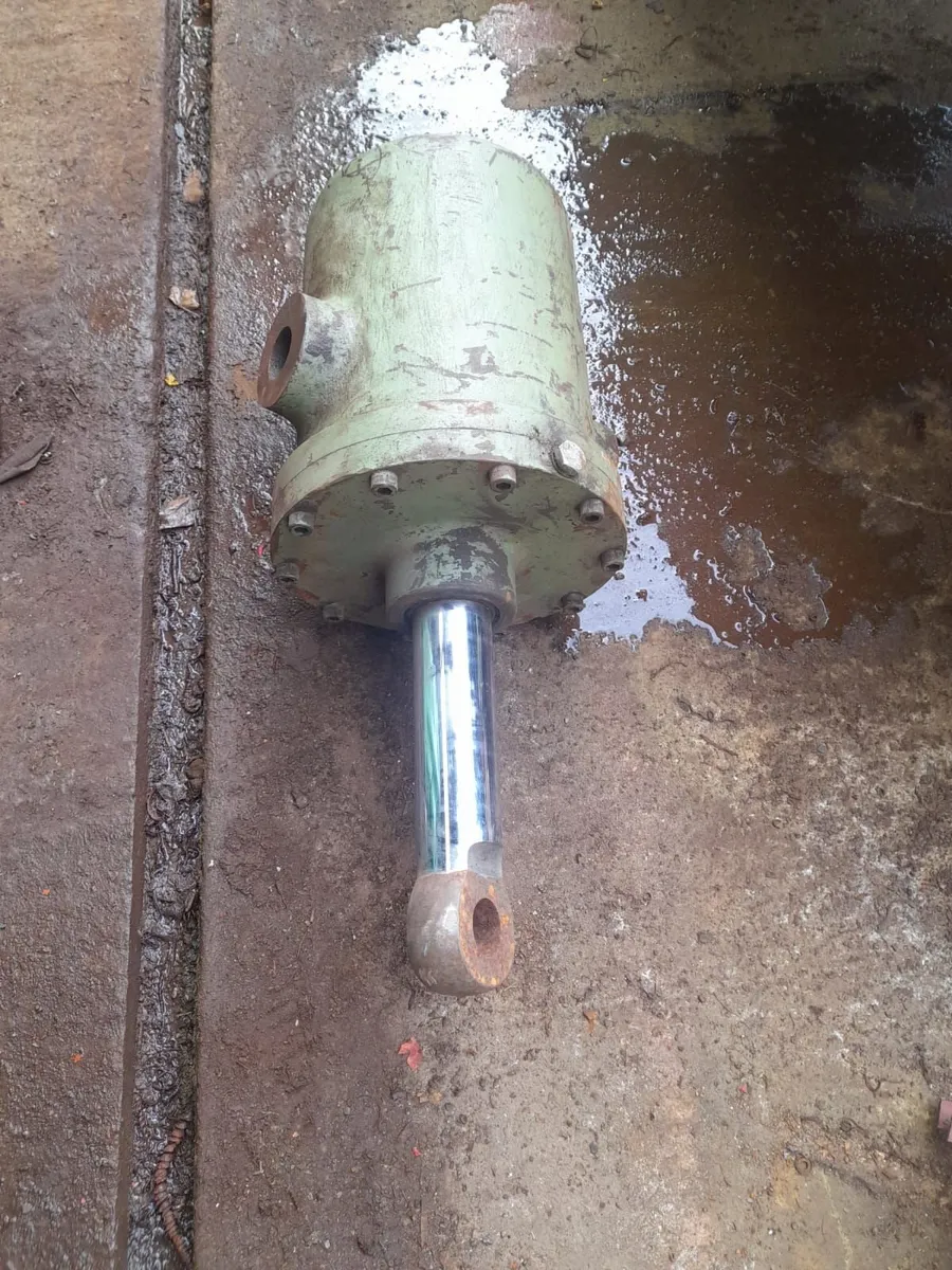 hydraulic ram - Image 1