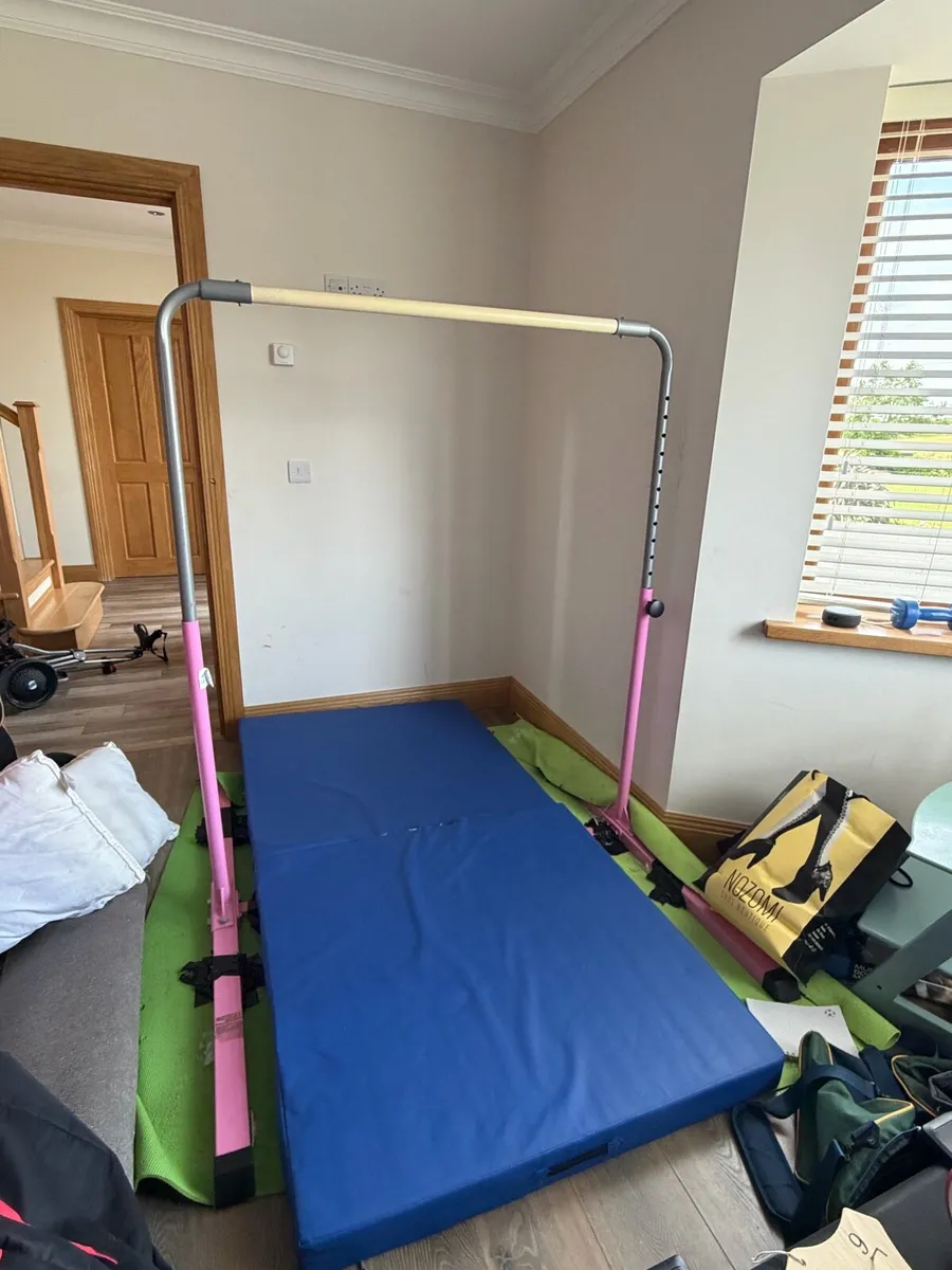 Gymnastics bar and mat - Image 3