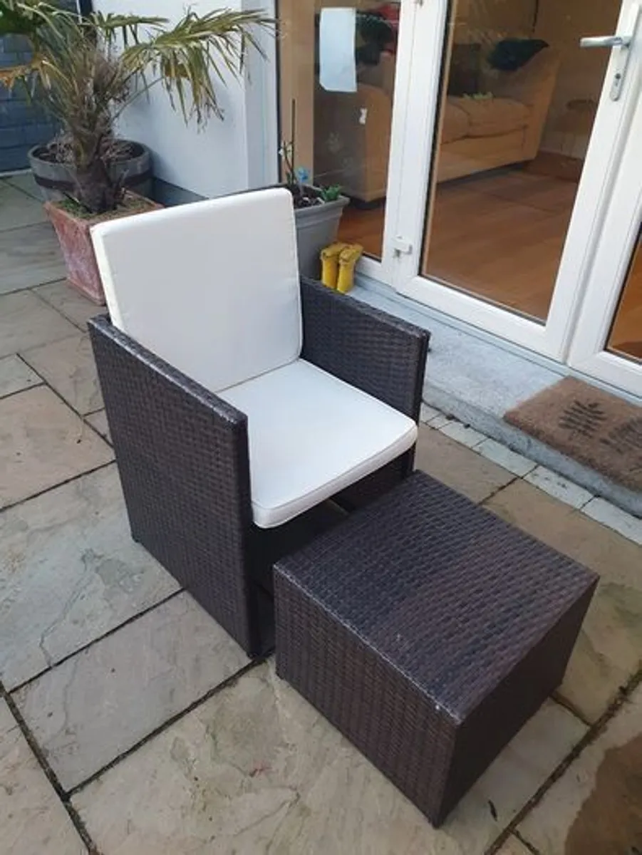 4 weatherproof garden chairs - Image 1