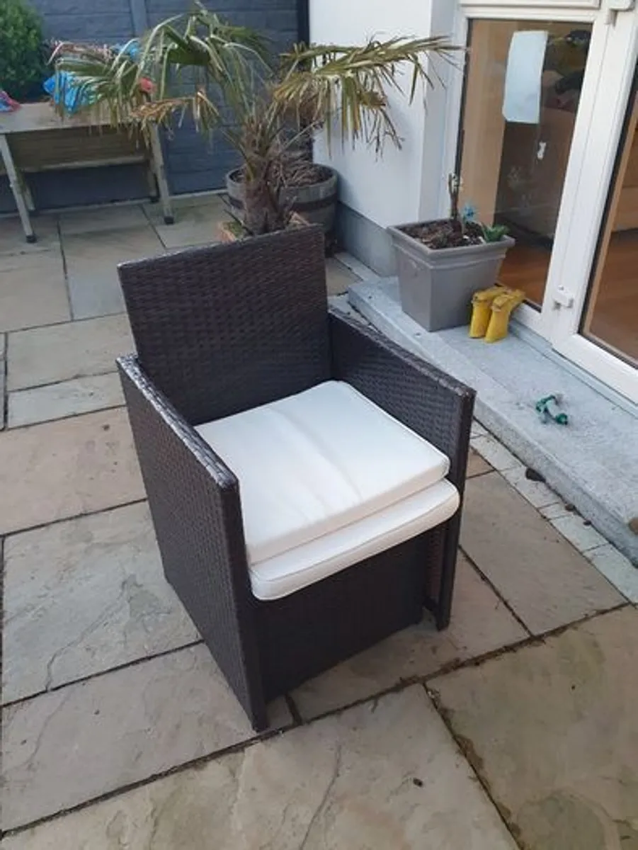 4 weatherproof garden chairs - Image 2
