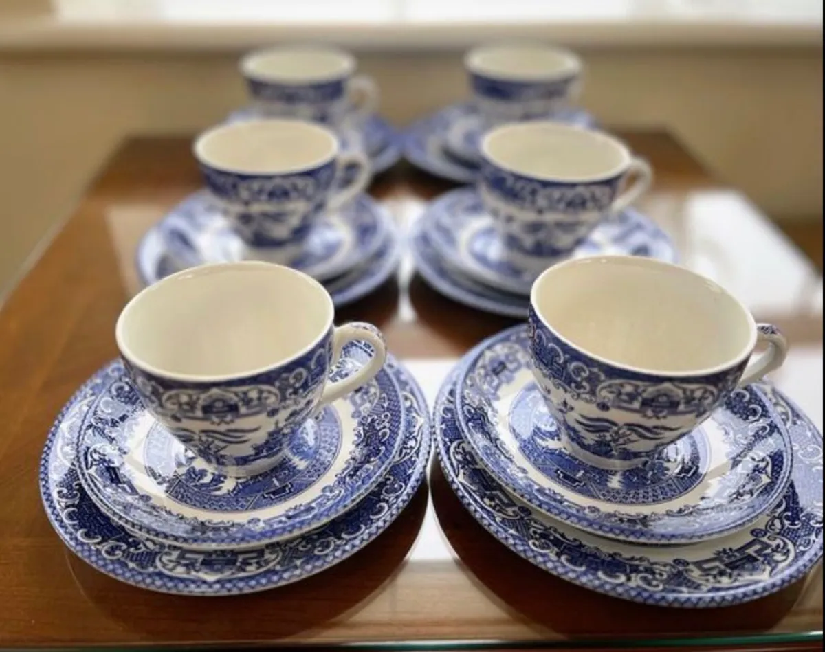 18 piece blue willow - Image 2