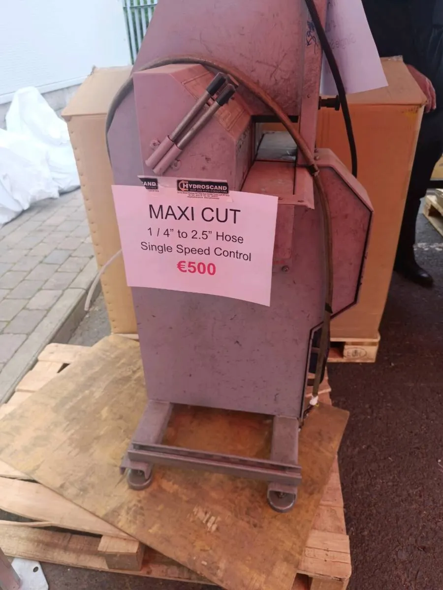 Hosing and machinery - Image 1